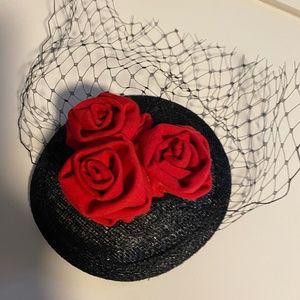 Fascinator Black tulle with red roses